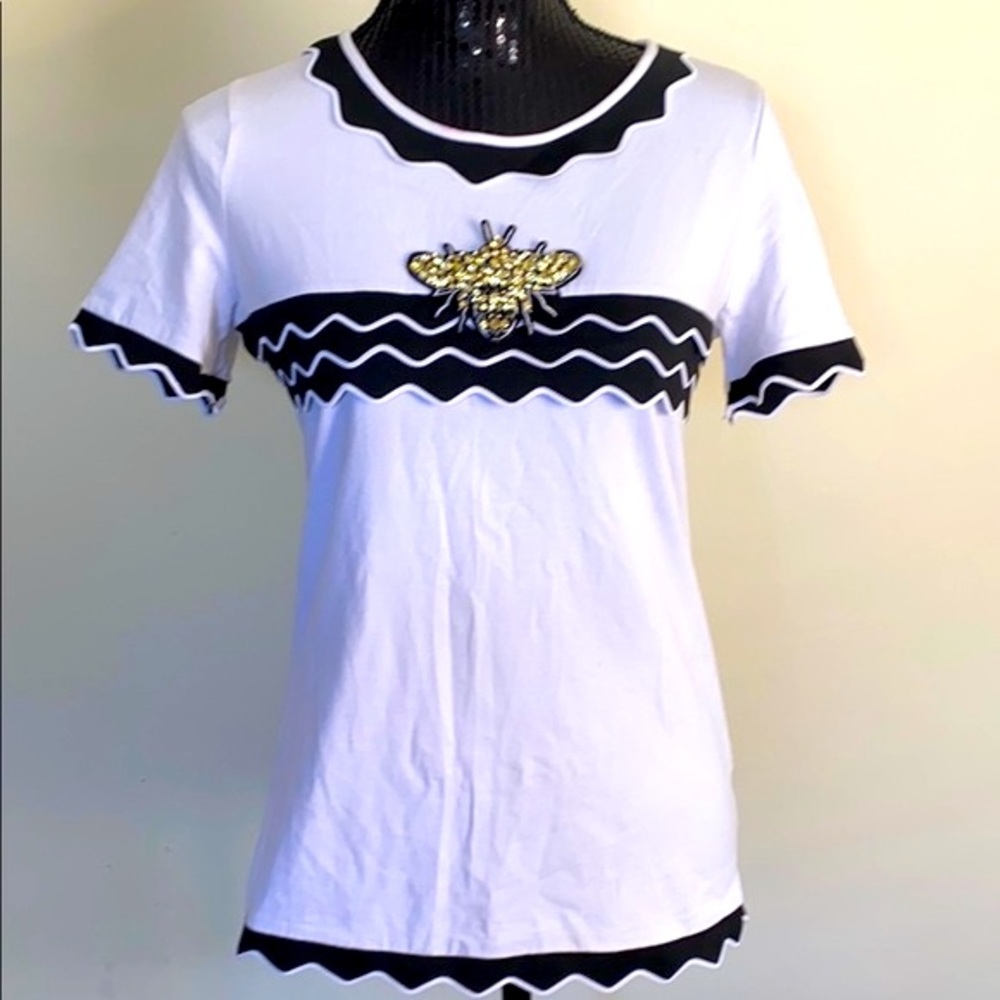 S P scallop, bee t-shirt
